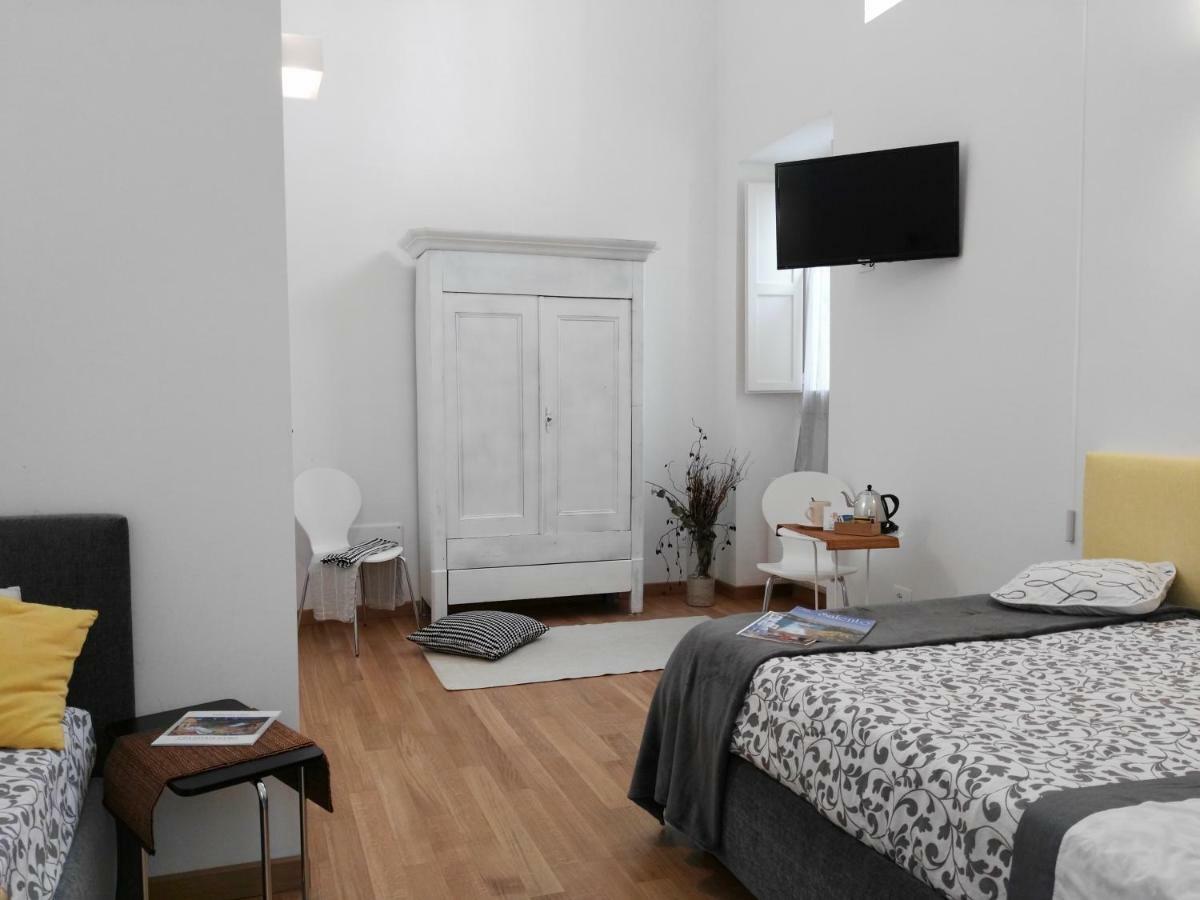 B&B La Casa Gialla เลชเช ภายนอก รูปภาพ